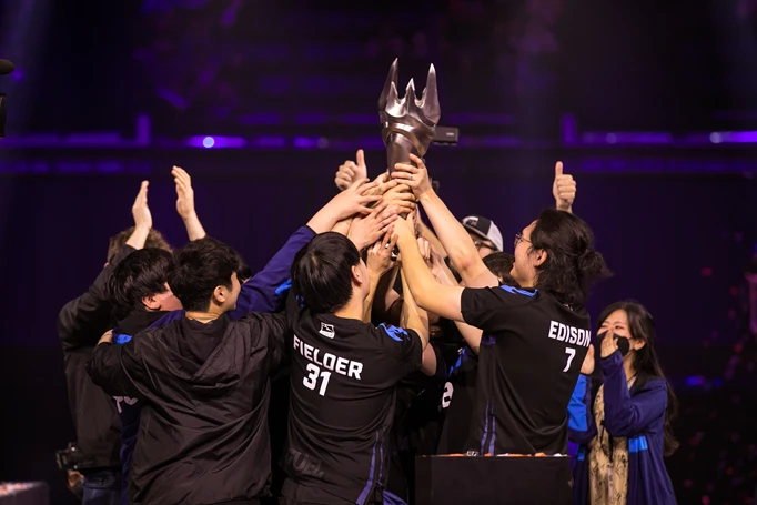 Dallas Fuel lifting the 2022 Overwatch League Grand Finals trophy